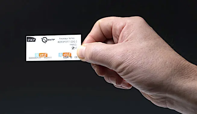 Le carnet de dix tickets de métro en carton devrait peu à peu se raréfier.