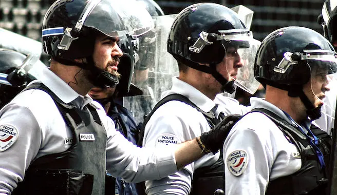 Pour arrêter la haine anti-police, un sénateur propose d'interdire de filmer les forces de l'ordre.