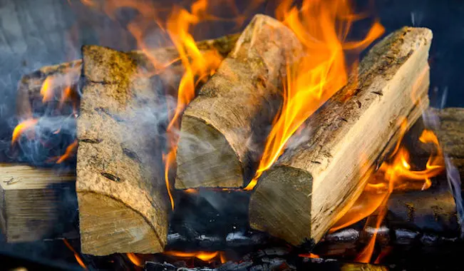 Des limitations environnementales, réduisant les particules fines, peuvent concerner le chauffage au bois.