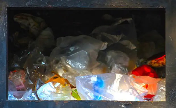 En Ile-de-France, les blocages d'incinérateurs, décidés par la CGT, commencent à créer des risques pour l'environnement.