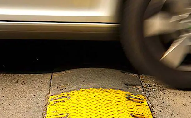 Grâce aux ralentisseurs routiers, les voitures roulent moins vite.