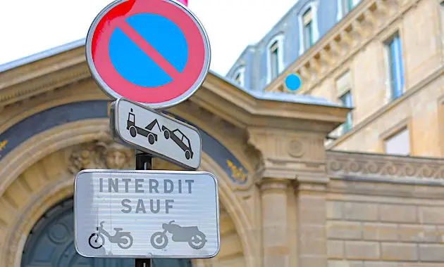 Les places de stationnement pourraient beaucoup se réduire à Paris.