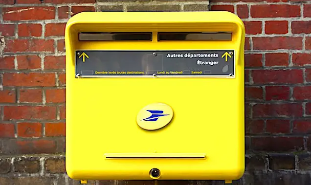 La Cour des comptes estime qu'il y a trop de boîtes aux lettres dans les rues françaises.
