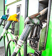 La baisse des prix de l'essence à la pompe est une bonne surprise pour les automobilistes.