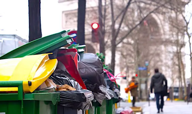La saleté à Paris reste un point noir, que la Ville a du mal à faire disparaître.
