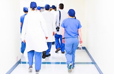 Les démissions de médecins continuent en France.