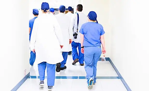 Les démissions de médecins continuent en France.