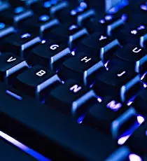  clavier d'ordinateur pour illustrer un impact numérique sur l'environnement