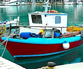 un bateau de pêche à quai qui illustre une Interdiction de pêcher dans le cadre du Brexit