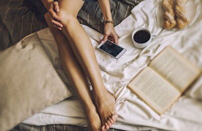 Recharger son smartphone ne doit pas se faire sur un lit.