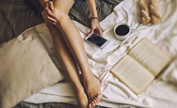 Recharger son smartphone ne doit pas se faire sur un lit.