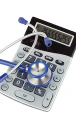 calculette et stétoscope pour illustrer la fraude à la carte vitale