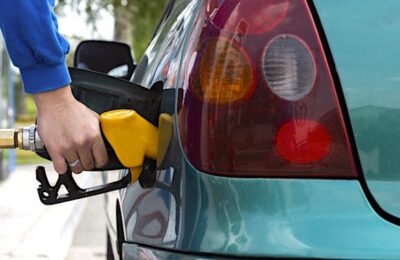 Une baisse des prix de l'essence commence à se faire sentir en France.