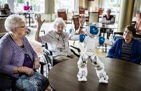 Les seniors apprécient de jouer avec le robot Pepper.