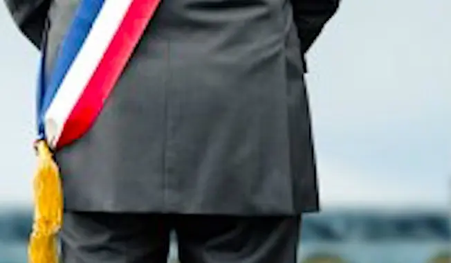 Une écharpe de maire peut aussi se moderniser.