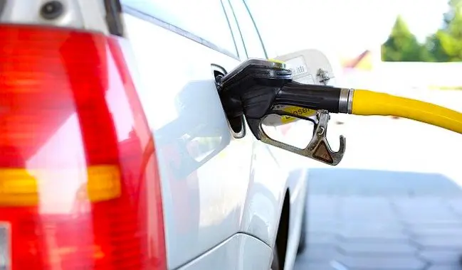 La baisse des carburants s'explique en partie par l'épidémie de coronavirus.