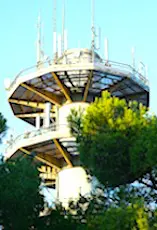 Une grande antenne-relais pour la 5G. La rumeur qui motive les attaques d'antennes-relais 5G, soi-disant contre le coronavirus, n'ont aucun fondement scientifique.