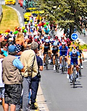 Le public qui entoure les coureurs du Tour de France risque de poser un problème sanitaire de proximité.