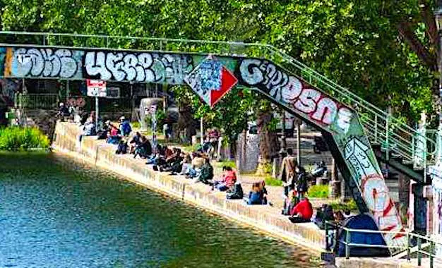 A Paris, la police veut limiter les attroupements en bords de Seine et près des canaux.