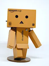 personnage en carton pour illustrer les entrepôts fermés chez Amazon