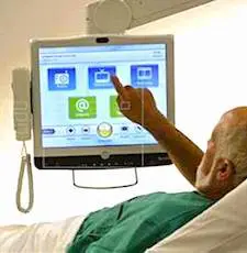 un malade alité utilisant la téléprésence