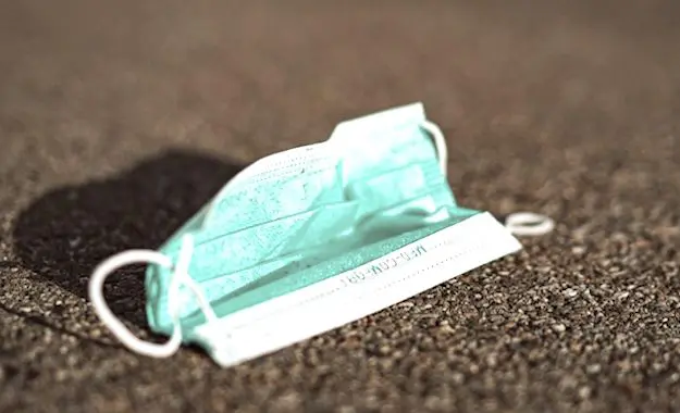 Les masques usagés jetés par terre mettent en danger les éboueurs.