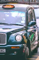 Aujourd'hui à Paris, on trouve des taxis londoniens qui offrent une meilleure sécurité sanitaire à leurs passagers.