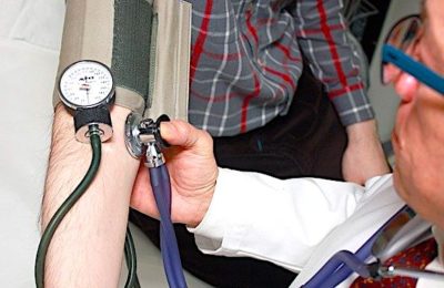Une consultation chez un généraliste sera plus chère si l'on est testé positif au Covid-19.