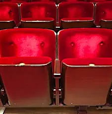 Gros plan sur des fauteuils dans un cinéma. "<yoastmark