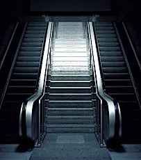 escalier de métro qui illustre la fin de l'obligation d'une attestation employeur