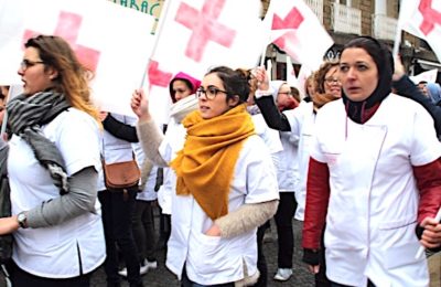 En France, la colère des soignants ne s'apaise pas.