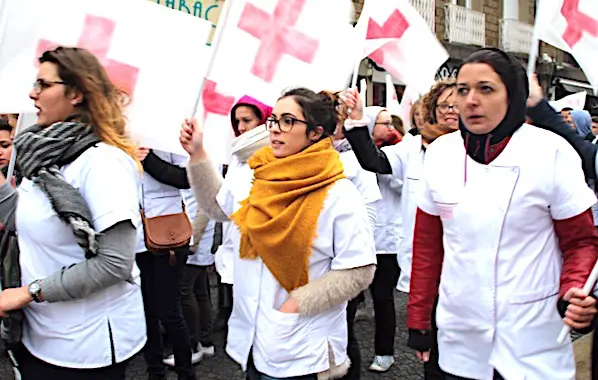 En France, la colère des soignants ne s'apaise pas.