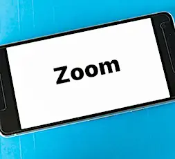 Un smartphone qui affiche le mot "Zoom". "<yoastmark