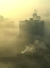 Building dans un brouillard de fumée qui marque le retour d'un air pollué 