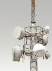 gros plan sur une antenne relais pour une attribution des fréquences de la 5G