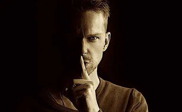 Les nuisances sonores causées par les terrasses des cafés et des bars doivent respecter des règles légales.