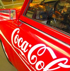 Une voiture qui arbore la marque Coca-Cola pour illustrer une invasion publicitaire visuelle