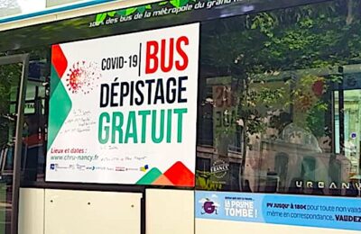 Un bus de dépistage du coronavirus accueille les volontaires à Nancy.