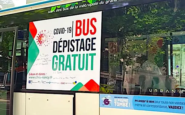 Un bus de dépistage du coronavirus accueille les volontaires à Nancy.