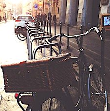 S'inscrire dans une vélo-école est très utile pour apprendre à circuler en milieu urbain.