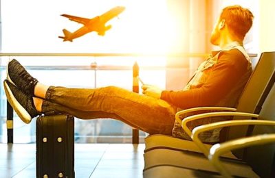 Les tests du coronavirus seront bientôt systématiques dans les aéroports.