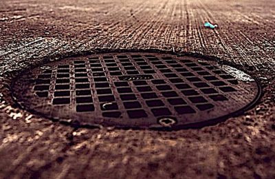 Les mégots jetés par terre, dans les bouches d'égout, polluent directement l'eau de la mer.