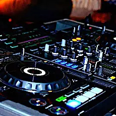 Après quatre mois d'arrêt forcé, le sauvetage des discothèques devient un problème urgent à résoudre. 