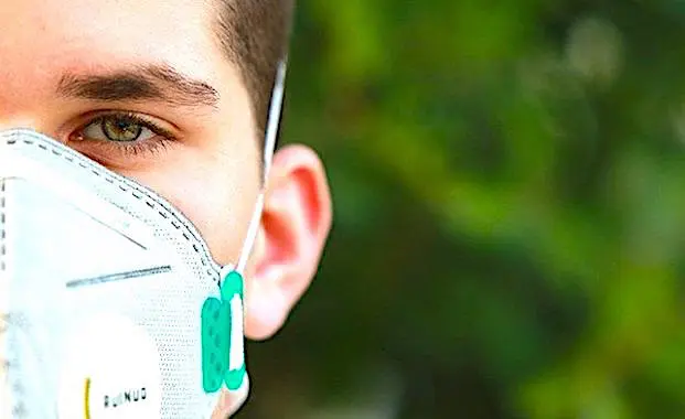 Les lieux publics clos doivent maintenant être fréquentés en portant un masque de protection.