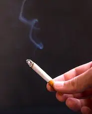 Les mégots jetés par terre, notamment dans les bouches d'égout, finissent souvent par polluer la mer.