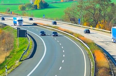 Rouler moins vite sur les autoroutes permettrait de décarboner le trafic routier.