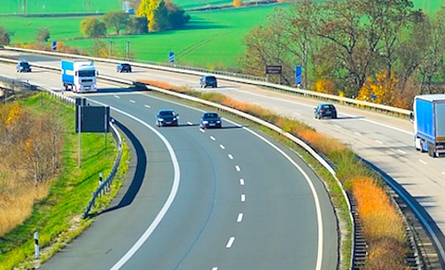 Rouler moins vite sur les autoroutes permettrait de décarboner le trafic routier.