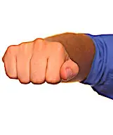 Un poing agressif en gros plan. De plus en plus de maires agressés sont à déplorer en France.