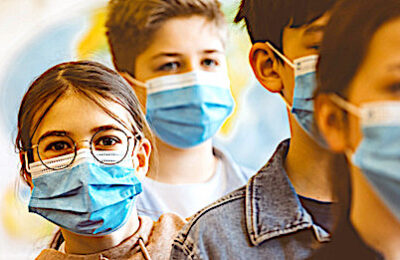 La gratuité des masques pour les lycéens franciliens entraînera la distribution de deux masques lavables à la rentrée.
