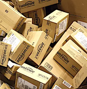 photo de colis pour un entrepôt géant pour Amazon provoque une vive contestation en Alsace, près de Colmar.